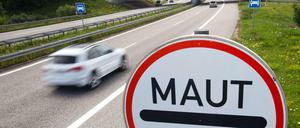 Ein Mautschild auf der Stadtautobahn von Rostock.