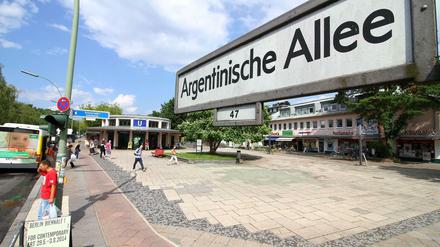 An der Krummen Lanke, Endstation der U-Bahnlinie 3, ist auch kein Fußball-Fan in Sicht, der für Argentinien sein könnte. Vielleicht Hertha 03 Zehlendorf? Die spielen auch in weiß-blau.