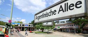 An der Krummen Lanke, Endstation der U-Bahnlinie 3, ist auch kein Fußball-Fan in Sicht, der für Argentinien sein könnte. Vielleicht Hertha 03 Zehlendorf? Die spielen auch in weiß-blau.