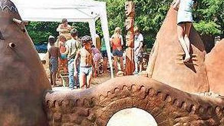 Wer spielt denn da mit Lehm? Im Britzer Garten gibt’s das zu erfahren. 