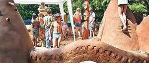 Wer spielt denn da mit Lehm? Im Britzer Garten gibt’s das zu erfahren.