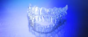 Transparente Aligner sind vor allem für Erwachsene attraktiv.