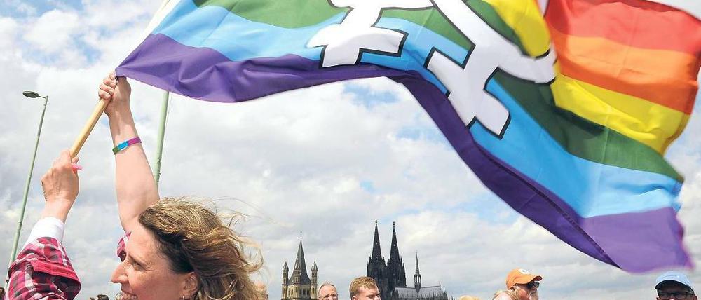 Rund um Homo und Trans forschen. Die Stiftung ehrt mit ihrem Namen Magnus Hirschfeld, der 1919 weltweit das erste „Institut für Sexualwissenschaften“ gründete. Die Nationalsozialisten zerstörten es 1933.