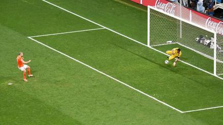 Hier sieht ganz eindeutig aus. Vlaar verschießt, Romero hält. Aber die Szene ist damit noch nicht vorbei.