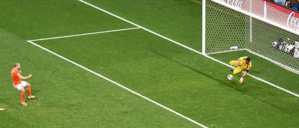 Hier sieht ganz eindeutig aus. Vlaar verschießt, Romero hält. Aber die Szene ist damit noch nicht vorbei.