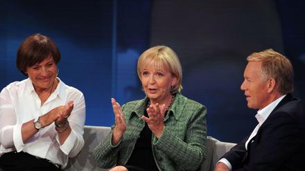 Was nicht passt, wurde für die ZDF-Sendung "Deutschlands Beste!" passend gemacht: SPD-Politikerin Hannelore Kraft (M.) stufte die Redaktion von Platz 5 auf Platz 4 hoch. Sowohl die Gäste, darunter auch Rosi Mittermaier (l.), als auch Moderator Johannes B. Kerner haben nach ZDF-Angaben nichts von den Manipulationen gewusst.
