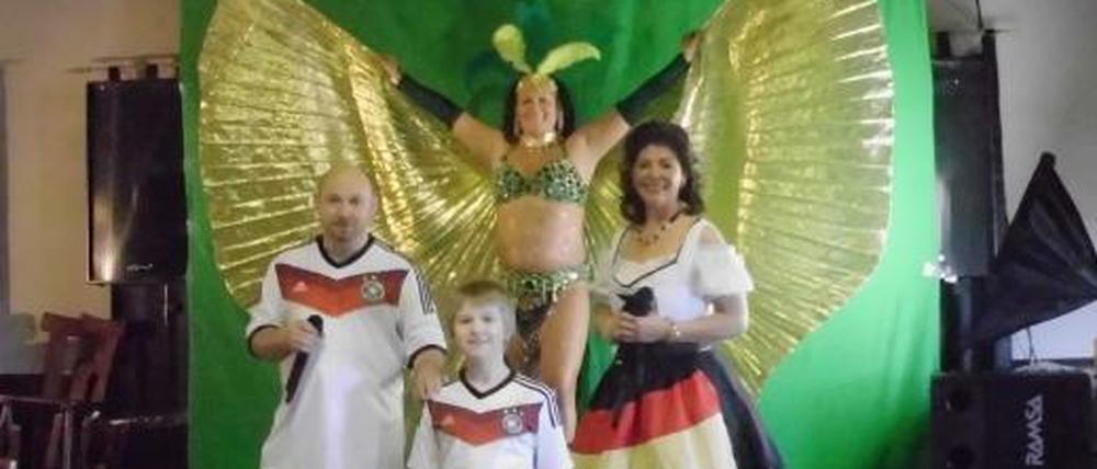 Reiner Bley mit seiner Duettpartnerin Andrea Bierey und der Bauchtänzerin Oriental Fatima aus Berlin-Wedding 
