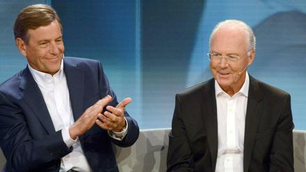 Alles falsch. Claus Kleber (l.), Platz 28, gratulierte in der ZDF-Show am 2. Juli Franz Beckenbauer (M.) zu Rang neun. Tatsächlich war Kleber auf Platz 38 und Beckenbauer auf Rang 31 gevotet worden. Dann griff die ZDF-Redaktion ein. An der Platzierung von Günther Jauch auf Rang vier wurde nicht gedreht.