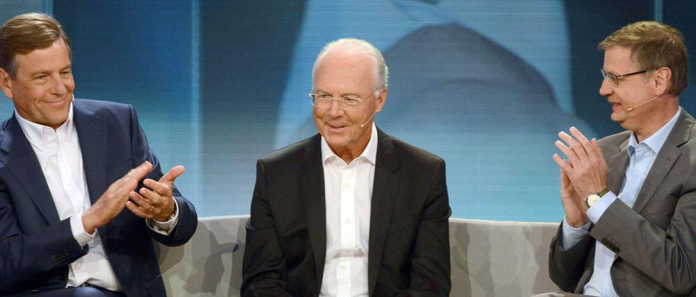 Alles falsch. Claus Kleber (l.), Platz 28, gratulierte in der ZDF-Show am 2. Juli Franz Beckenbauer (M.) zu Rang neun. Tatsächlich war Kleber auf Platz 38 und Beckenbauer auf Rang 31 gevotet worden. Dann griff die ZDF-Redaktion ein. An der Platzierung von Günther Jauch auf Rang vier wurde nicht gedreht.