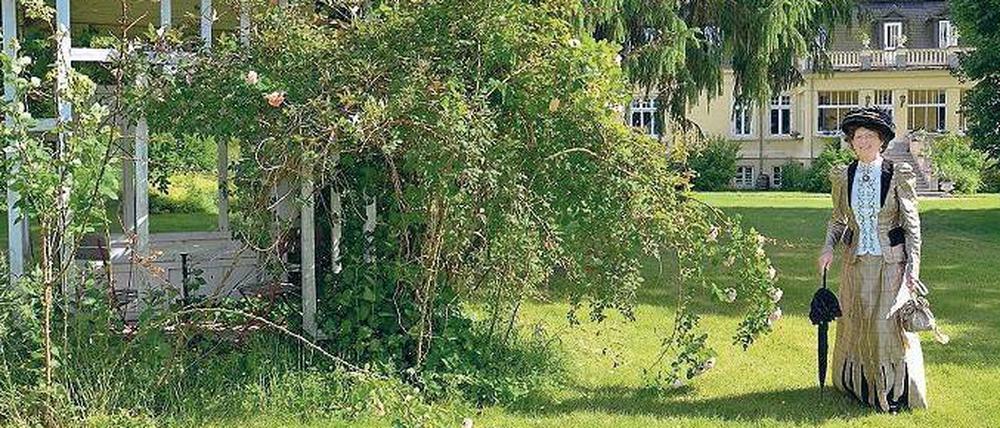 Wie im Gemälde. Stilvoll flaniert Barbra Werle durch den Gutspark in Belitz. Alle Details ihrer Kleidung sind sorgfältig aufeinander abgestimmt.