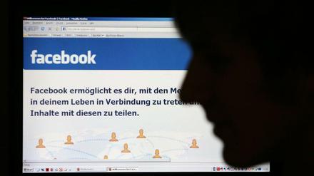 Der Fluch von Facebook. Wer nicht aufpasst bei Partys, kann ungebeten Gäste im Wohnzimmer haben.
