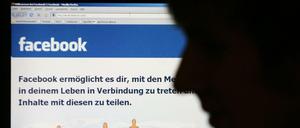 Der Fluch von Facebook. Wer nicht aufpasst bei Partys, kann ungebeten Gäste im Wohnzimmer haben.