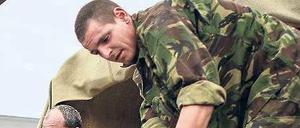 Soldaten verteilen Hilfsgüter an die Bevölkerung von Slowjansk. 
