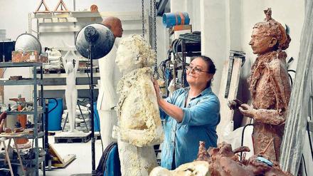 Die Schöpferin des Meitner-Denkmals ist die Bildhauerin Anna Franziska Schwarzbach. Hier arbeitet sie an mehreren Gipsabdrücken für das Denkmal für Lise Meitner.