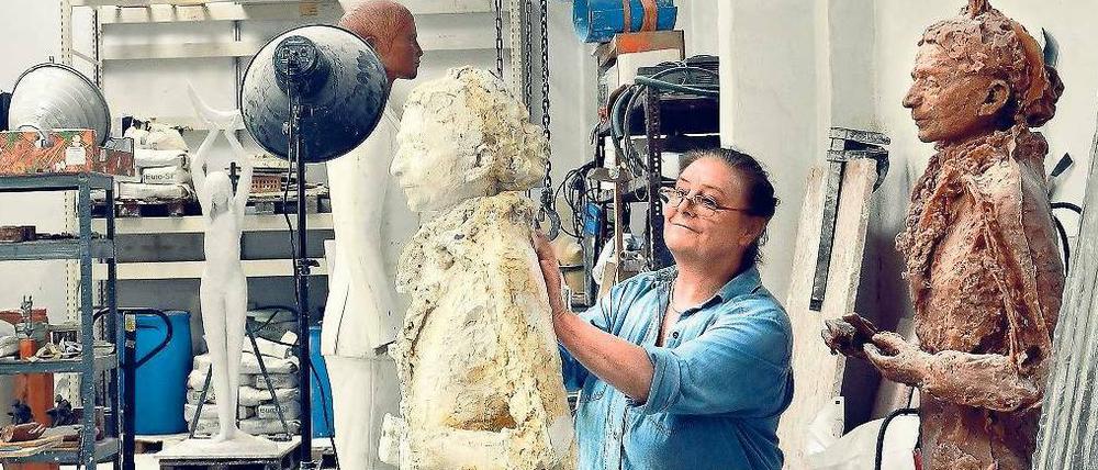Die Schöpferin des Meitner-Denkmals ist die Bildhauerin Anna Franziska Schwarzbach. Hier arbeitet sie an mehreren Gipsabdrücken für das Denkmal für Lise Meitner.