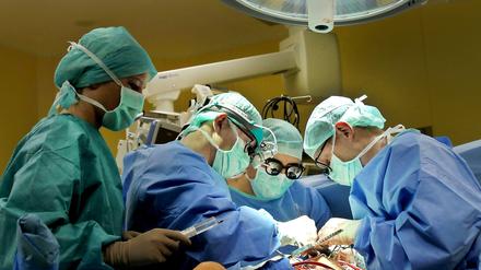 Immer mehr Eingriffe. Wird in Deutschlands Kliniken zu häufig operiert? 