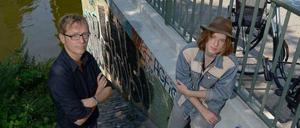 Regisseur Stephan Geene und Musiker Elliott McKee, der in "Umsonst" mitspielt.