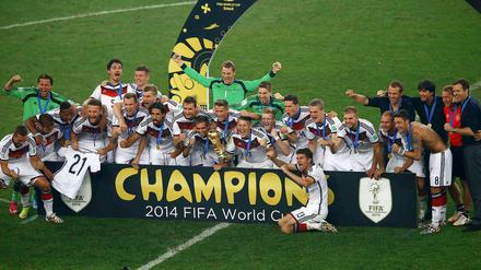 Die Weltmeister von 2014 - mit dem WM-Pokal!