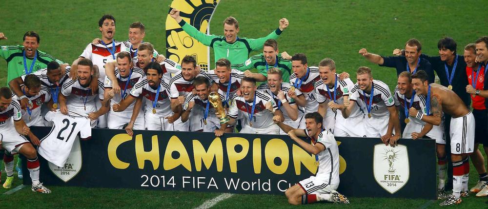 Die Weltmeister von 2014 - mit dem WM-Pokal!