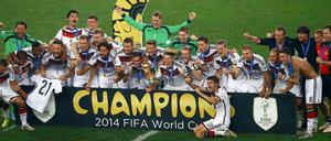 Die Weltmeister von 2014 - mit dem WM-Pokal!