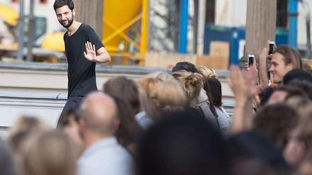 Servus! Vladimir Karaleev zeigt sich dem Publikum nach der Präsentation seiner Kollektion auf der Mercedes-Benz Fashion Week am 10.07.2014 am Kronprinzenpalais in Berlin. 