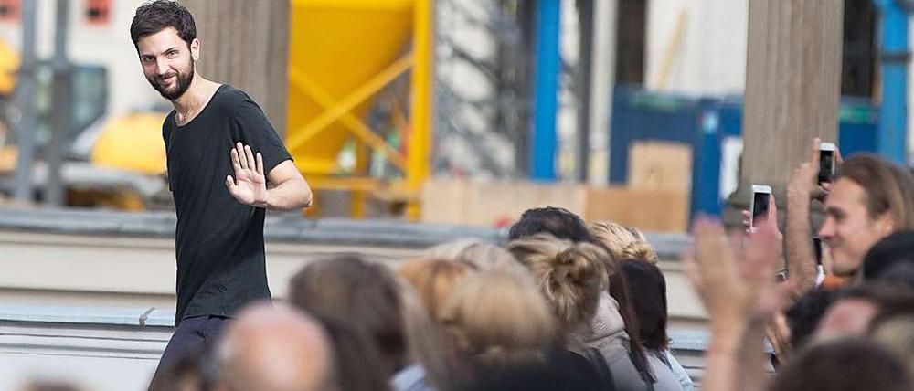 Servus! Vladimir Karaleev zeigt sich dem Publikum nach der Präsentation seiner Kollektion auf der Mercedes-Benz Fashion Week am 10.07.2014 am Kronprinzenpalais in Berlin.