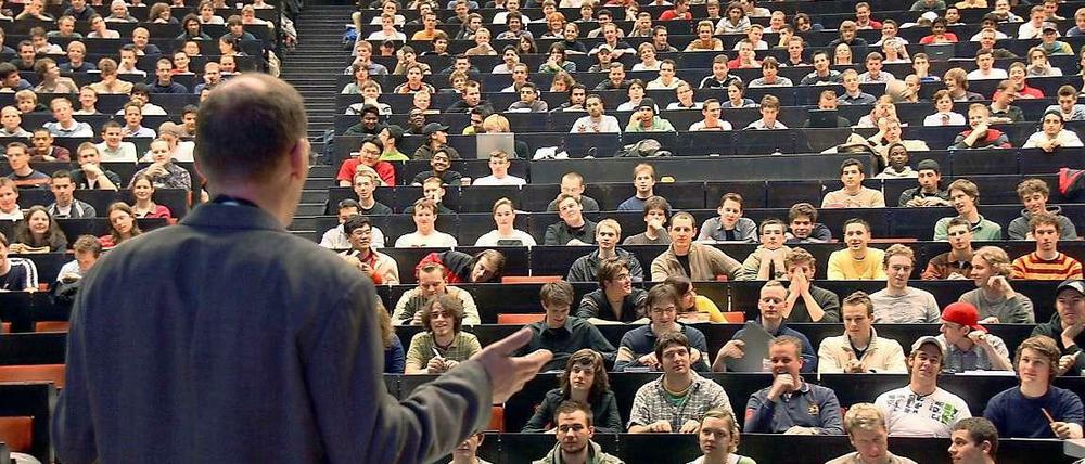 Professor im Hörsaal