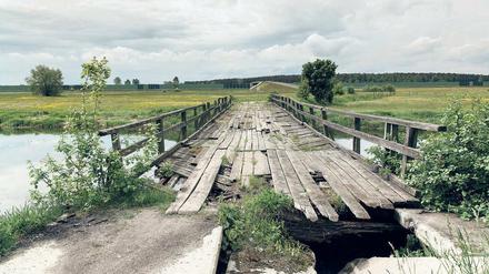 100 Jahre nach der Schlacht bei Lódz. Eine alte Brücke bei Chelmno. Der Berliner Fotograf Eric Pawlitzky hat „Und alles ist Weg“ festgehalten, zusammen mit anderen Orten in Polen, die von den Verwüstungen im Ersten Weltkrieg so gut wie nichts mehr ahnen lassen. „Ich produziere Fotografien wie moderne Gedenksteine“, erklärt er. „Dennoch glaube ich nicht, dass meine Suche nach Schönheit in der Landschaft zu einer Verharmlosung des Krieges führt.“ Im Buch sind 24 Aufnahmen mit propagandistischen Kriegsbeschreibungen von damals und einem reflektierenden Vorwort vereint. Der deutsch-polnische Band ist über Pawlitzkys eigenen Verlag www.hör-bild.de zu beziehen (72 S., 27 €).