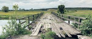 100 Jahre nach der Schlacht bei Lódz. Eine alte Brücke bei Chelmno. Der Berliner Fotograf Eric Pawlitzky hat „Und alles ist Weg“ festgehalten, zusammen mit anderen Orten in Polen, die von den Verwüstungen im Ersten Weltkrieg so gut wie nichts mehr ahnen lassen. „Ich produziere Fotografien wie moderne Gedenksteine“, erklärt er. „Dennoch glaube ich nicht, dass meine Suche nach Schönheit in der Landschaft zu einer Verharmlosung des Krieges führt.“ Im Buch sind 24 Aufnahmen mit propagandistischen Kriegsbeschreibungen von damals und einem reflektierenden Vorwort vereint. Der deutsch-polnische Band ist über Pawlitzkys eigenen Verlag www.hör-bild.de zu beziehen (72 S., 27 €).