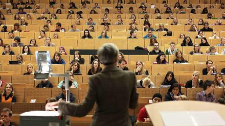 Eine Professorin steht im Hörsaal vor Studierenden.