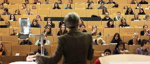 Eine Professorin steht im Hörsaal vor Studierenden.