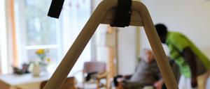 Kaum Zeit für ein Wort: Der Arbeitsdruck in den Heimen steigt, die Kosten sollen fallen.