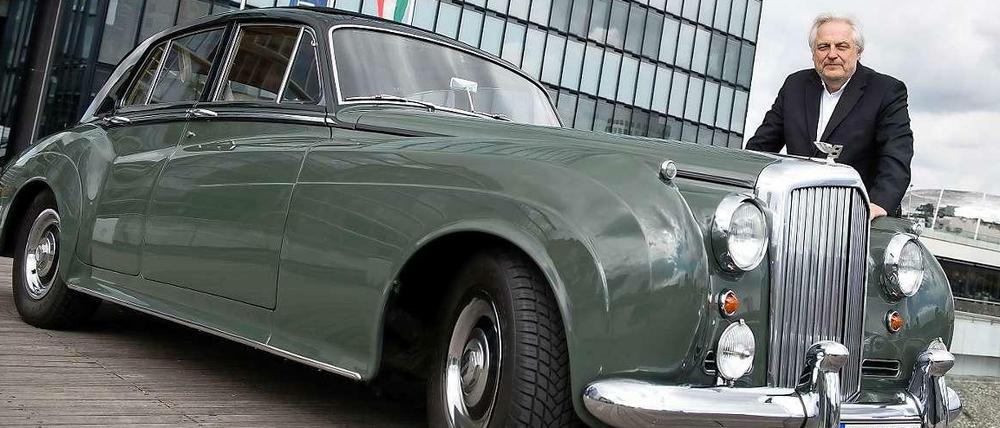 Kunstberater Helge Achenbach posiert in Düsseldorf neben seinem Bentley S1, den einst Joseph Beuys fuhr.