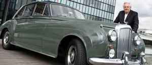 Kunstberater Helge Achenbach posiert in Düsseldorf neben seinem Bentley S1, den einst Joseph Beuys fuhr.