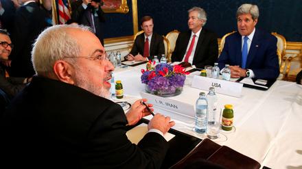 An einem Tisch: Irans Außenminister Javad Zarif (vorn) und sein US-Kollege John Kerry (rechts) am Montag in Wien