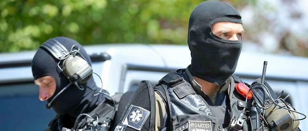 Polizisten eines Sondereinsatzkommandos im bayerischen Asbach-Bäumenheim