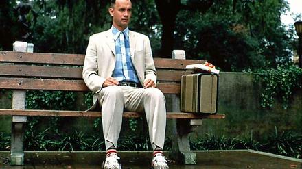 Mit Koffer und Pralinen auf der Parkbank. Forrest Gump (alias Tom Hanks) wartet auf den Bus.