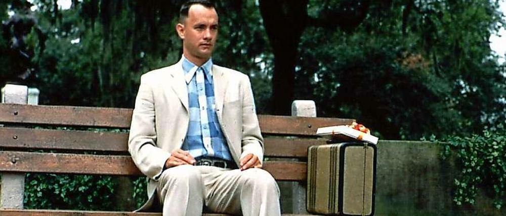 Mit Koffer und Pralinen auf der Parkbank. Forrest Gump (alias Tom Hanks) wartet auf den Bus.