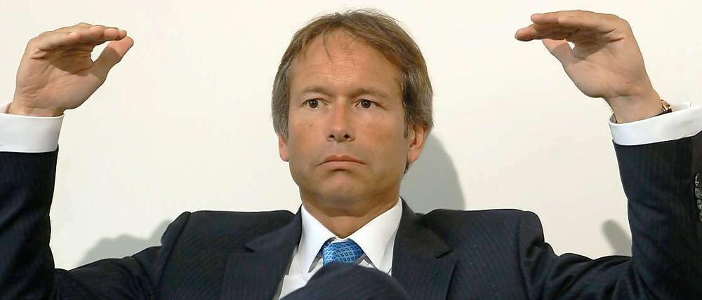 Da wächst ihm was über den Kopf. Berlins Finanzsenator Ulrich Nußbaum in gewissen Nöten.