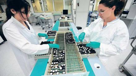 Zwei Mitarbeiterinnen eines Pharmaunternehmens arbeiten im Labor.