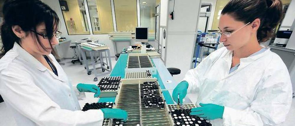 Zwei Mitarbeiterinnen eines Pharmaunternehmens arbeiten im Labor.