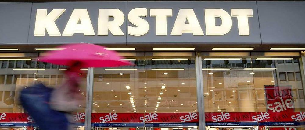 Karstadt-Beschäftigte bangen nach dem überraschenden Rücktritt der Chefin um ihre Jobs.