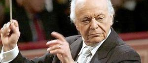 Unbedingt elegant: Maazel beim Wiener Neujahrskonzert, 2005.