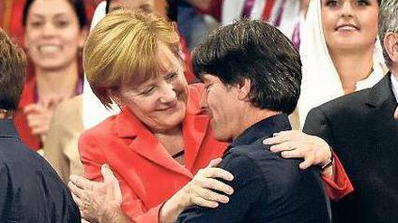 Herzig. Bundeskanzlerin und -trainer engagieren sich auch nach der WM sozial. 