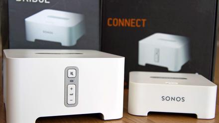 Musik, überall! "Bridge" und "Connect" von der Firma Sonos - wer seine alte Technik weiter nutzen will und Musik trotzdem in guter Qualität übers Netz beamen will, sollte sich diese Lösung ansehen. Beide Geräte kommen ans Netz und können deshalb aus der Ferne von Handy, Tablet oder beliebigen anderen Rechnern gesteuert werden und greifen auf die Musiksammlungen des heimischen Servers (oder eines beliebigen anderen vernetzten Rechner) zu. Gesteuert wird der Streaming-Client über eine solide arbeitende Software.