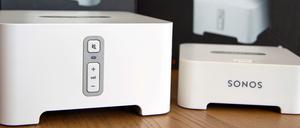 Musik, überall! "Bridge" und "Connect" von der Firma Sonos - wer seine alte Technik weiter nutzen will und Musik trotzdem in guter Qualität übers Netz beamen will, sollte sich diese Lösung ansehen. Beide Geräte kommen ans Netz und können deshalb aus der Ferne von Handy, Tablet oder beliebigen anderen Rechnern gesteuert werden und greifen auf die Musiksammlungen des heimischen Servers (oder eines beliebigen anderen vernetzten Rechner) zu. Gesteuert wird der Streaming-Client über eine solide arbeitende Software.