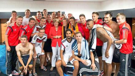 Gruppenbild mit Kanzlerin. Jetzt ist's aber auch genug mit dem Feiern, findet unser Kolumnist.