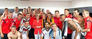 Gruppenbild mit Kanzlerin. Jetzt ist's aber auch genug mit dem Feiern, findet unser Kolumnist.