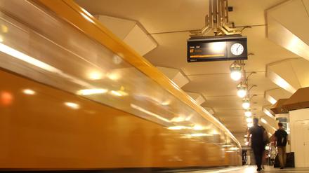 Heissa, da feiert der Spandauer. Seit 30 Jahren rollt jetzt die U-Bahn in den Bezirk.
