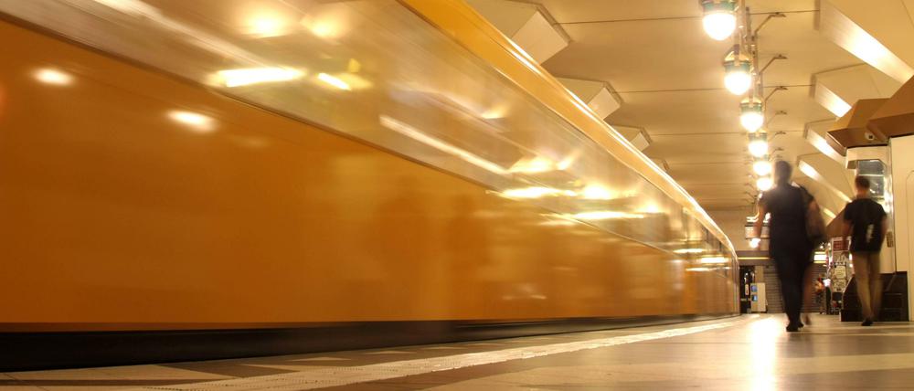 Heissa, da feiert der Spandauer. Seit 30 Jahren rollt jetzt die U-Bahn in den Bezirk.